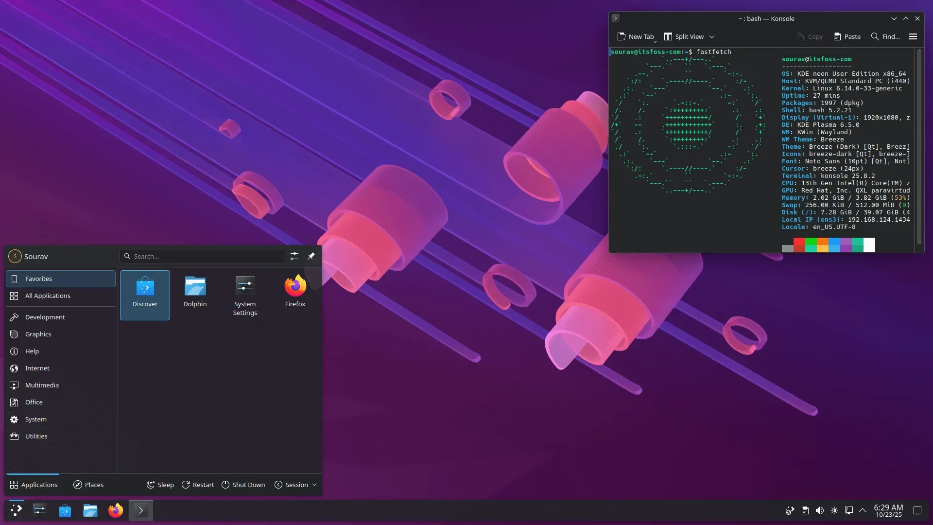 Uma captura de tela que mostra um sistema KDE Neon executando o Pasma 6.5 com o inicializador de aplicativos expandido no canto inferior esquerdo e uma saída fastfetch aberta no aplicativo Terminal no canto superior direito, o papel de parede é uma mistura de tons de rosa e roxo