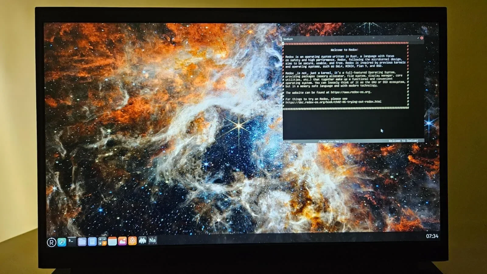 Uma captura de tela do sistema operacional redox rodando em um laptop