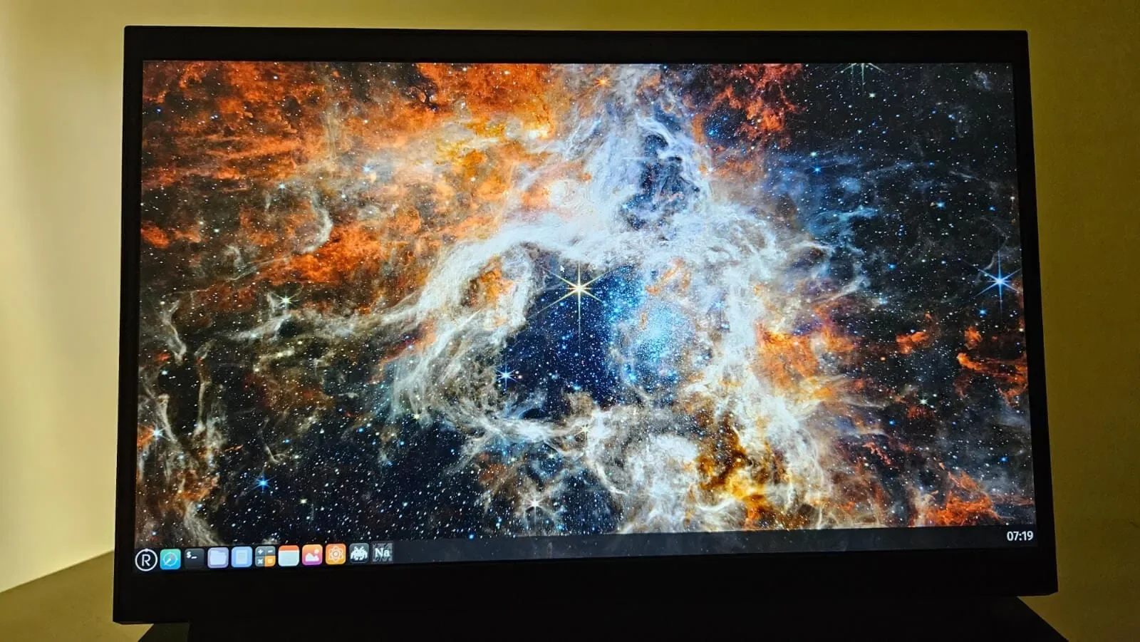 Uma captura de tela do Redox OS rodando em um laptop com papel de parede da NASA