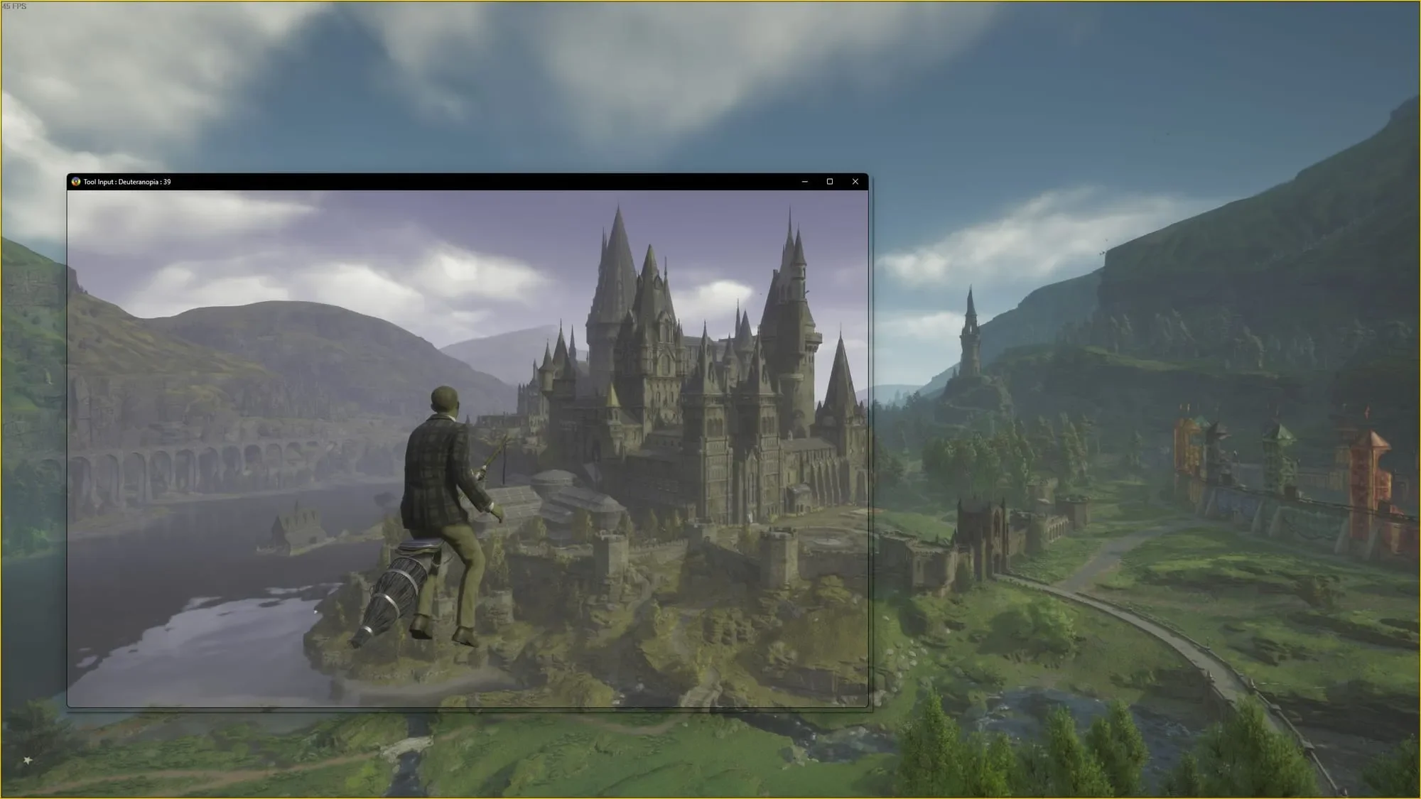 Chroma rodando em uma máquina Windows com o filtro Deuteranopia aplicado para Hogwarts Legacy, a cena tem muito verde, montanhas e o campus de Hogwarts