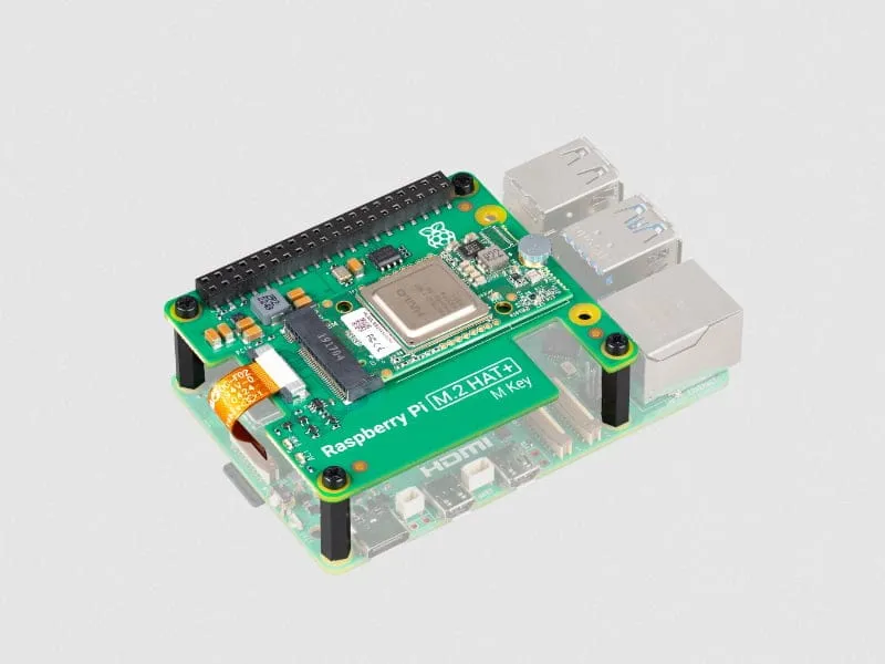 Uma foto do kit Raspberry Pi AI instalado em cima de um Raspberry Pi 5