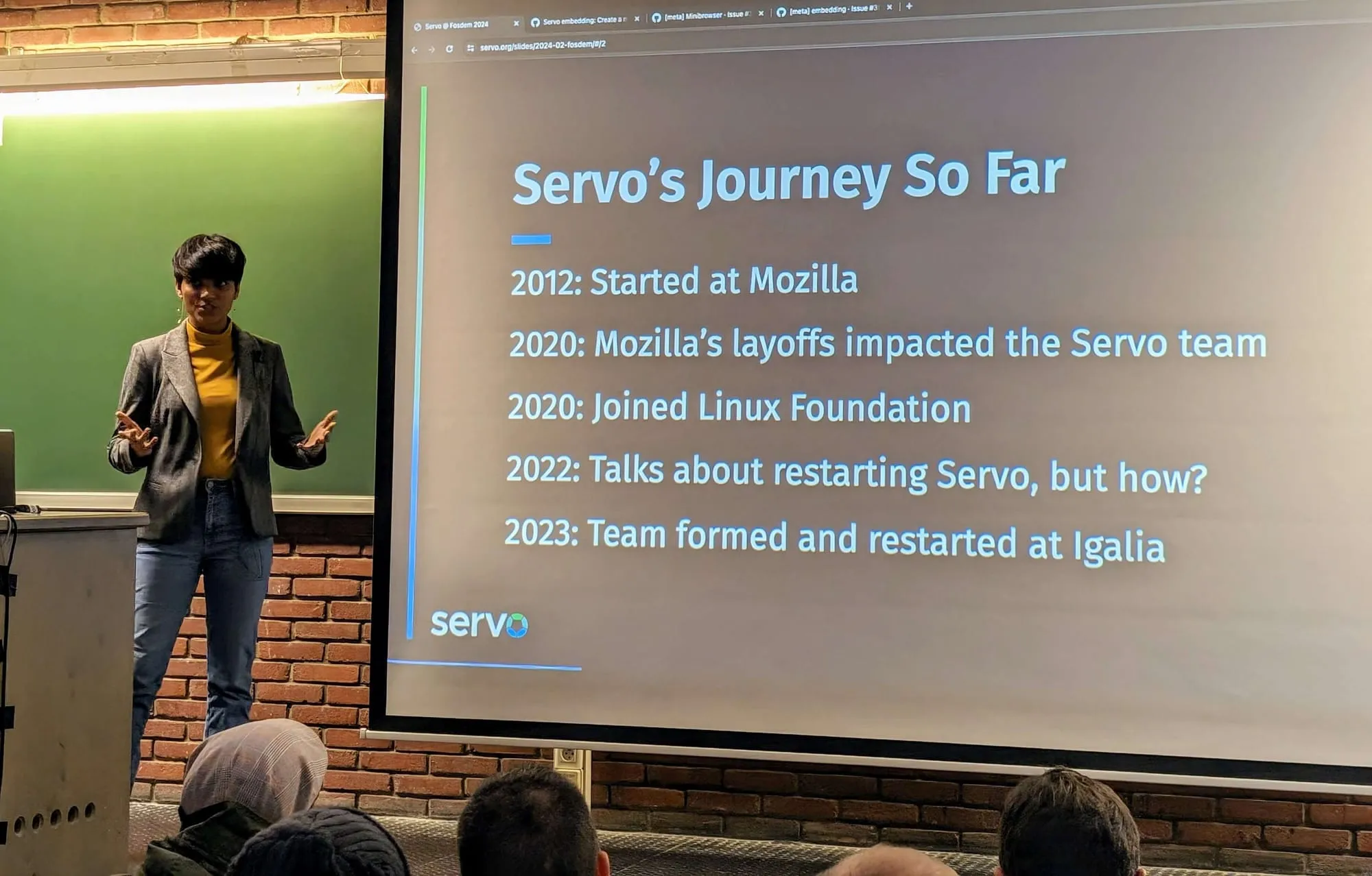 Uma foto mostrando um membro do projeto Servo apresentando a jornada do servo até agora