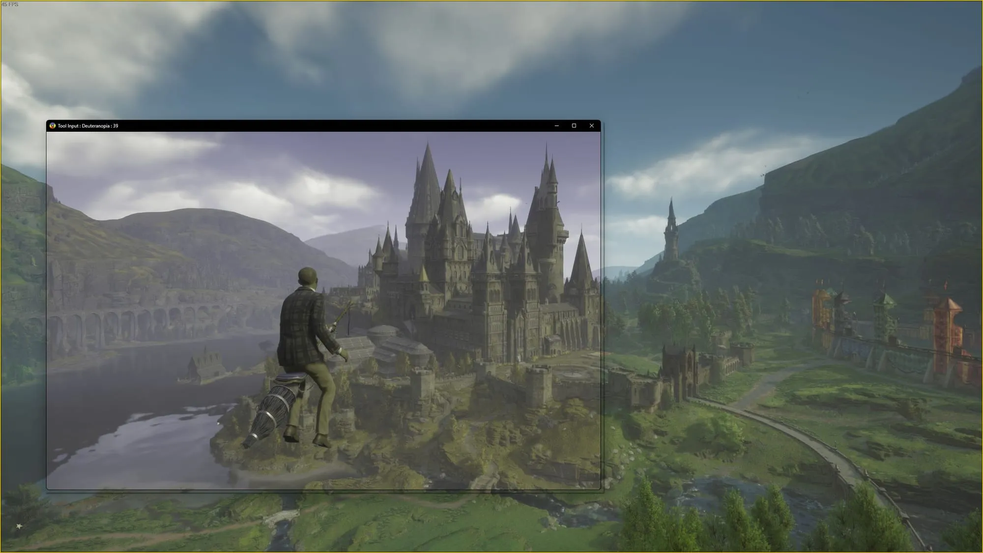 Chroma rodando em uma máquina Windows com o filtro Deuteranopia aplicado para Hogwarts Legacy, a cena tem muito verde, montanhas e o campus de Hogwarts